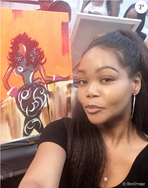 Kitti Jones Affirme Avoir Partagé Le Quotidien De R - Girl (950x728), Png Download