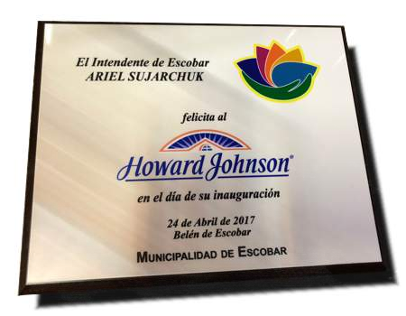 Base De Madera Con Chapa De Bronce Grabada Con Láser - Howard Johnson Hotel Flags 6x10 Feet (450x350), Png Download