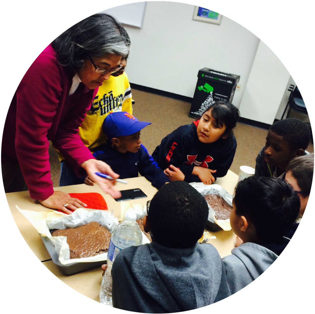 Woman With Children Observing The Results Of A Cooking - Learning (1119x1096), Png Download