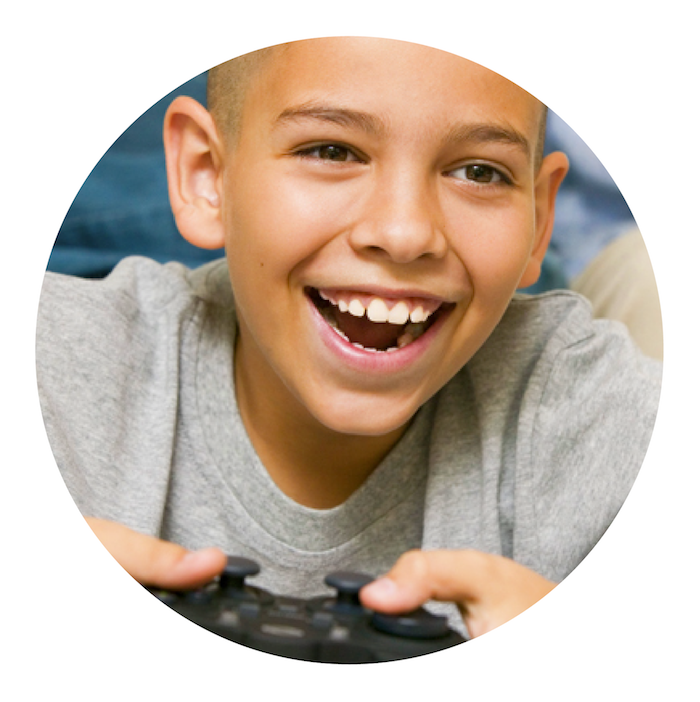 Office Contests And Events - Niño Feliz Jugando Videojuegos (700x702), Png Download