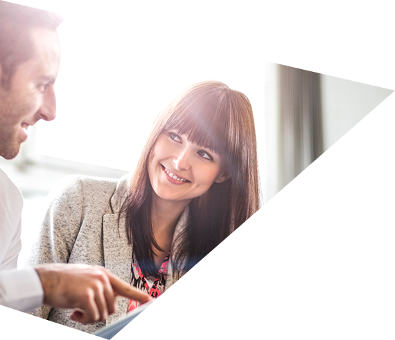 Two People Talking And Pointing At An Ipad - Hombre Y Mujer Hd (570x492), Png Download