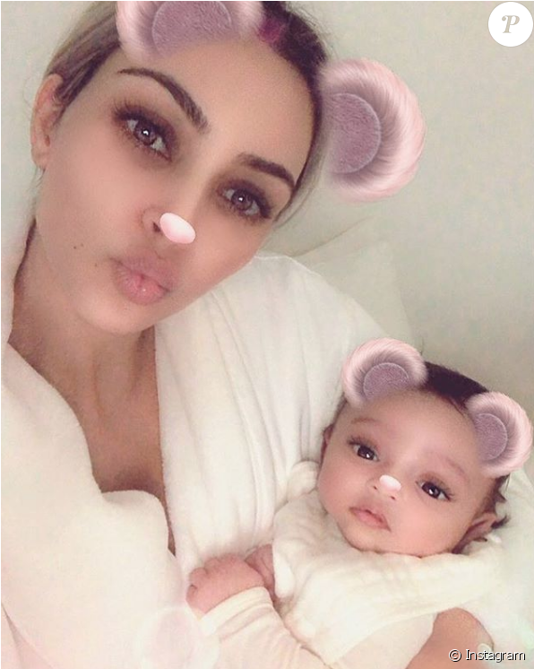 Kim Kardashian Présente Sa Fille Chicago, Née Par Mère - Kim Kardashian Baby 2018 (950x745), Png Download