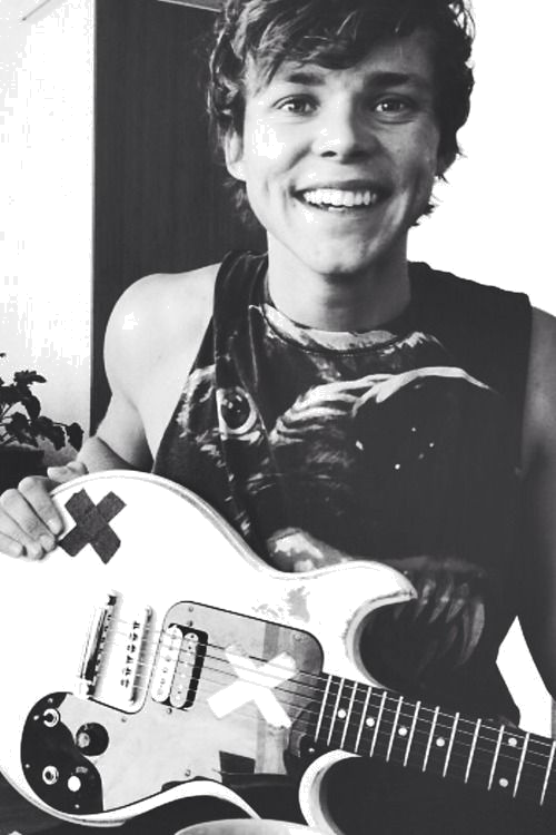 Ashton Irwin - Ashton Irwin Necklace W/ Guitar Charm 5sos 5 Seconds (500x750), Png Download