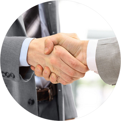 Handshake - Persona Ofreciendo Un Producto (500x500), Png Download
