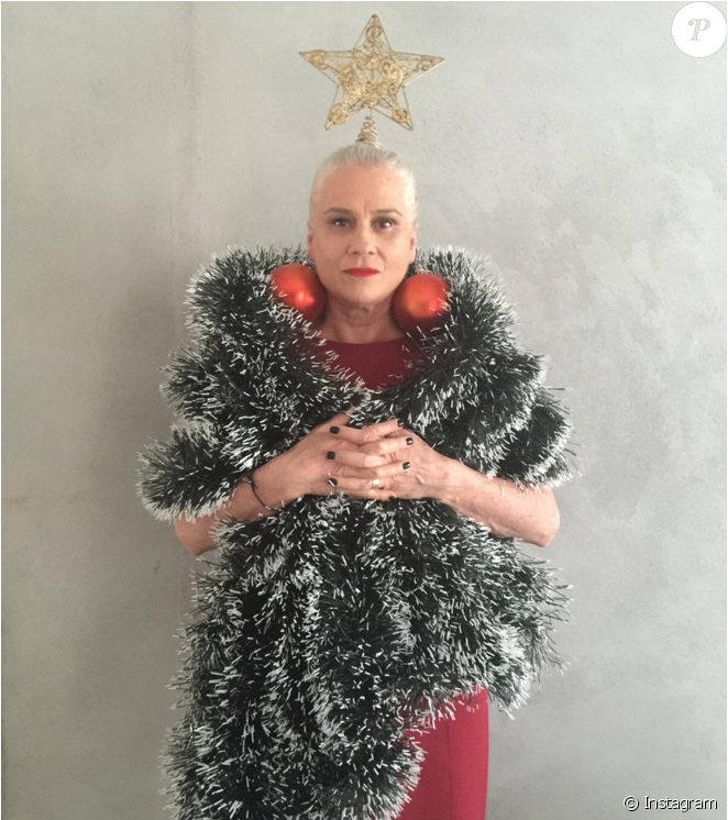 Vera Holtz Postou Uma Foto Fantasiada De Árvore De - Arvore De Natal Engraçada (950x745), Png Download