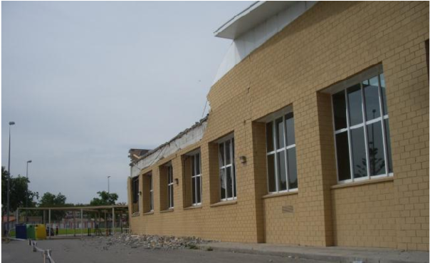 Caída De Antepecho De Bloque Sin Armar En Un Edificio - House (850x368), Png Download