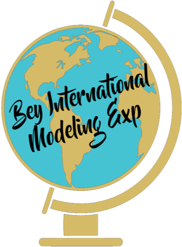 Bey International Modeling Experience - Verrückte Boxer-hundemamma Quadratische Wanduhr (437x640), Png Download