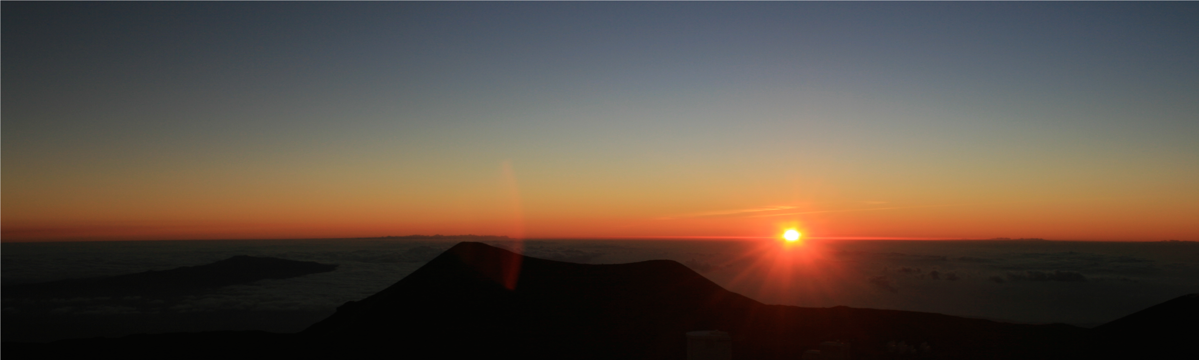 Sun Setting Above The Clouds - Red Sky At Morning (3888x2592), Png Download