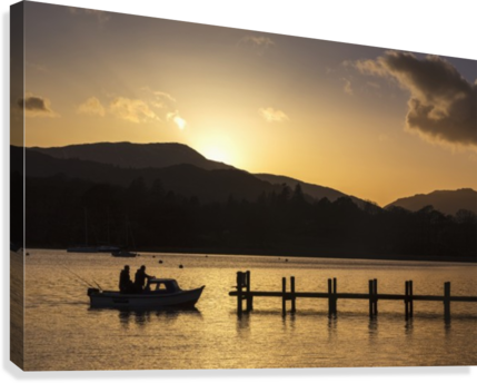 Silhouette Of Fishermen In A Boat Arriving At A Dock - Boat On Lake Sunset (429x344), Png Download
