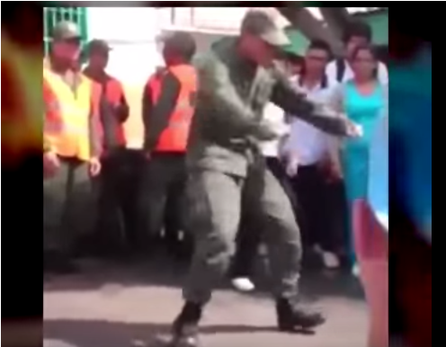 Un Joven Militar Baila Entre La Gente - Dance (790x444), Png Download