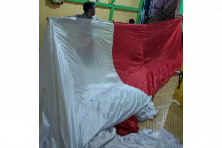 Jembatan Kapuas Putussibau Bakal Dihiasi Bendera Raksasa - Bendera Merah Putih Di Kapuas (730x487), Png Download