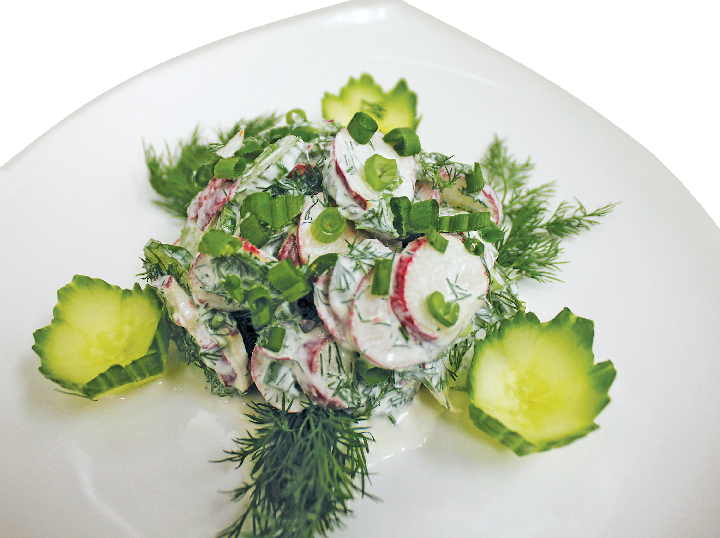 Fresh Red Radish Salad With Dill, Cucumbers, Green - Salad (720x538), Png Download