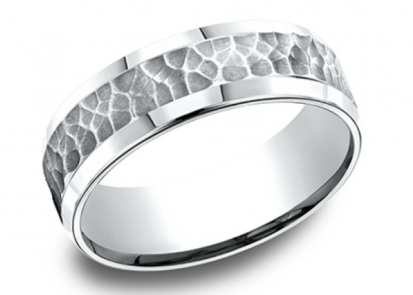 Hammered Center With Beveled Edge Wedding Band - Justmensrings Designer Men's 14k White Gold Ring (600x600), Png Download