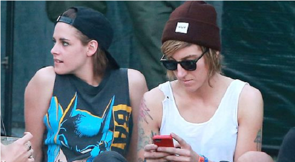 Kristen Stewart Junto A Su Novia Alicia Cargile - Alicia Cargile And Kristen Stewart Kiss (790x444), Png Download