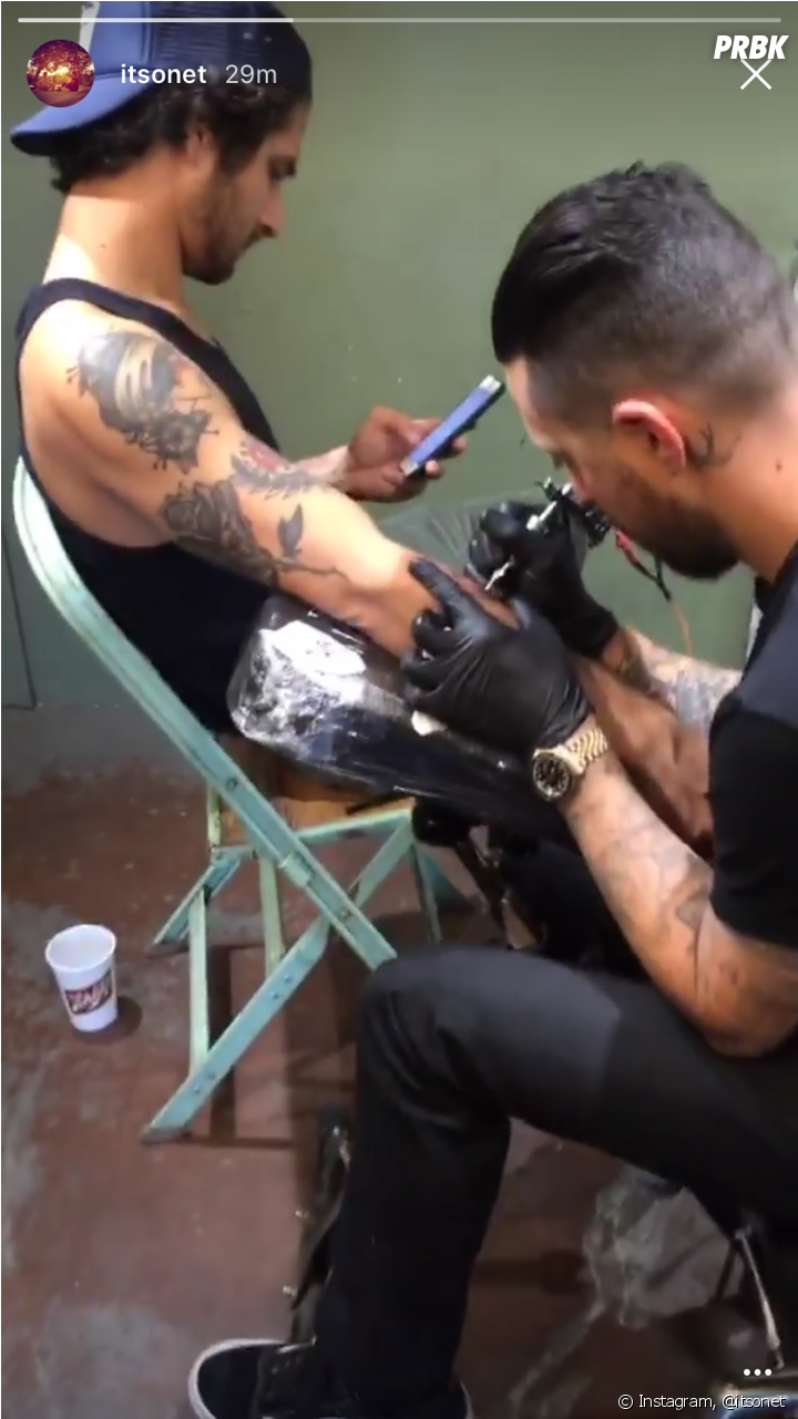 Tyler Posey Se Fait Tatouer En Direct Sur Instagram - Le Tatouage De Tyler Posey (950x1280), Png Download