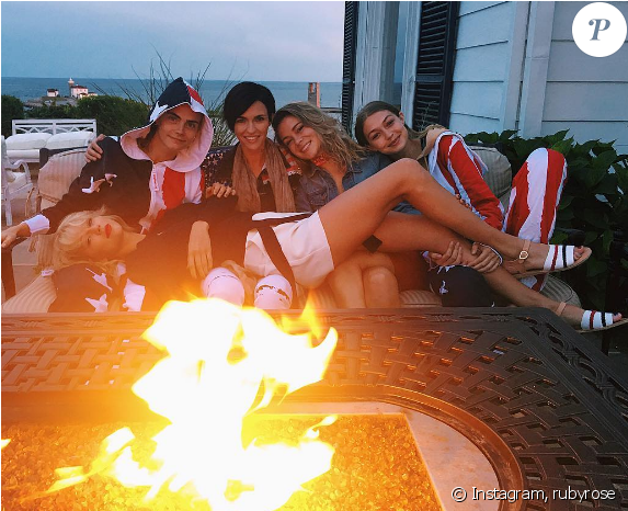 Ruby Rose Et Sa Nouvelle Chérie Harley Gusman Célèbrent - Ruby Rose Et Harley Gusman (950x465), Png Download