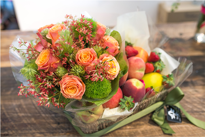 Fruit Basket With Bouquet Of Flowers - Bouquet (720x720), Png Download