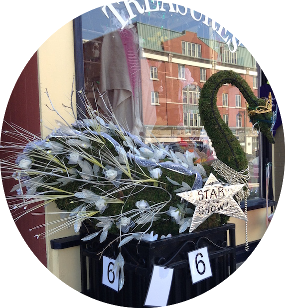 Topiary Swans Decorate The Commercial Area - Label (572x618), Png Download