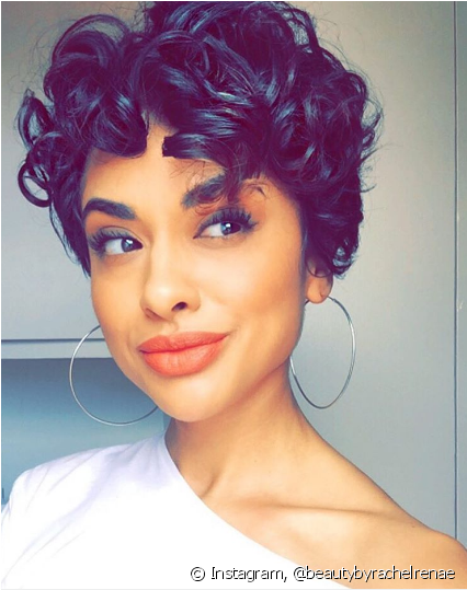 A Franja Cacheada Pode Ser Feita Em Modelos Mais Alongados - Curly Pixie Haircuts 2017 (790x569), Png Download