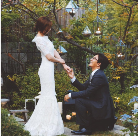 A Photo Of Bae Yong Joon And Park Soo Jin (left) Which - 배용준 박수진 피로연 (768x432), Png Download