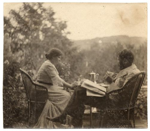 Louise And Kenyon Cox At A Table Outdoors, 1896 - Photograph (1079x432), Png Download