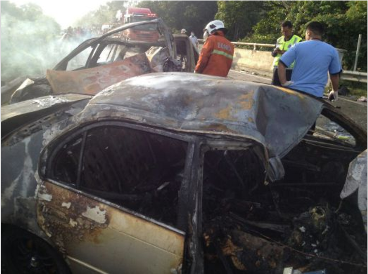 Singapore Car Crashes In Malaysia With Boy As Sole - Singapore Car Accident In Malaysia (991x557), Png Download