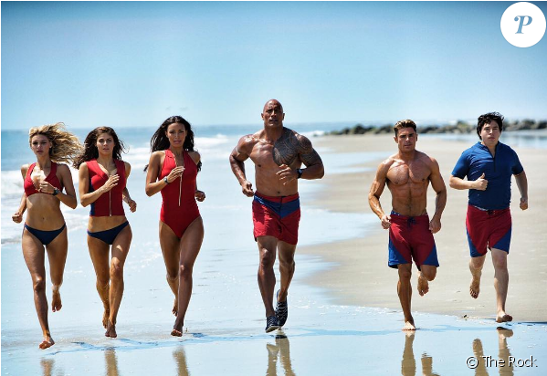 Dwayne Johnson Et Zac Efron Avec Leur Team De Baywatch - Zac Efron The Rock Baywatch (950x411), Png Download