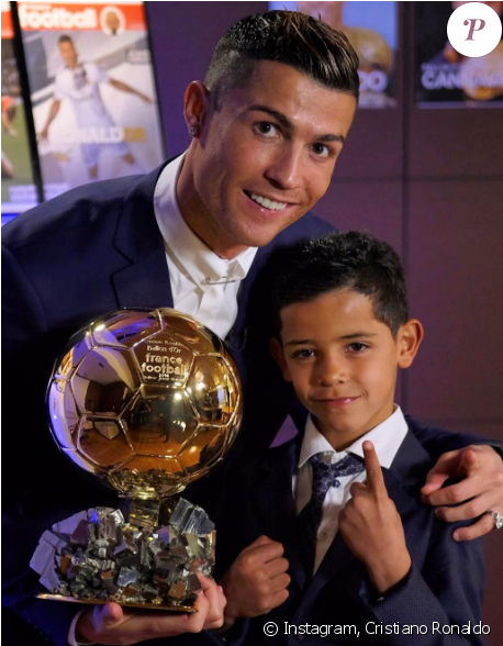 Cristiano Ronaldo Sacré Ballon D'or Par France Football - Ballon Pour Cristiano Ronaldo (950x587), Png Download