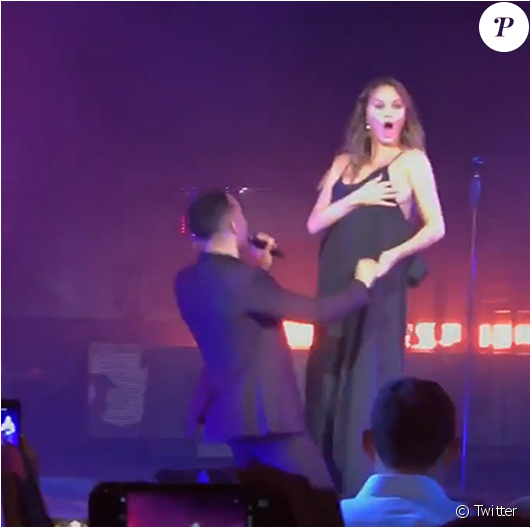 John Legend Et Sa Femme Chrissy Teigen Sur La Scène - Wardrobe Malfunction Stage (950x526), Png Download