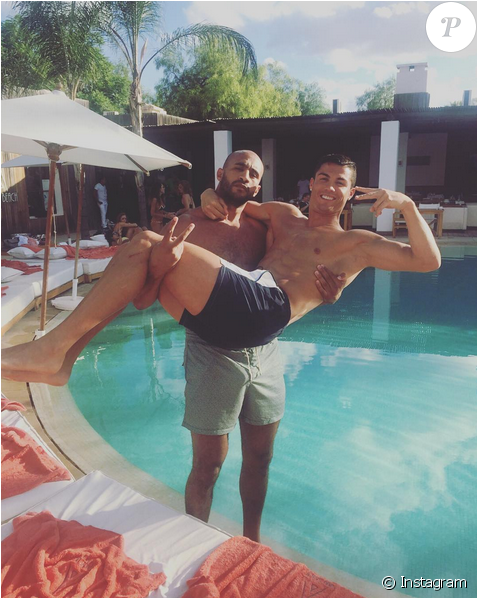 Cristiano Ronaldo Et Badr Hari S'éclatent Au Maroc - Cristiano Ronaldo Moroccan Friend (637x597), Png Download