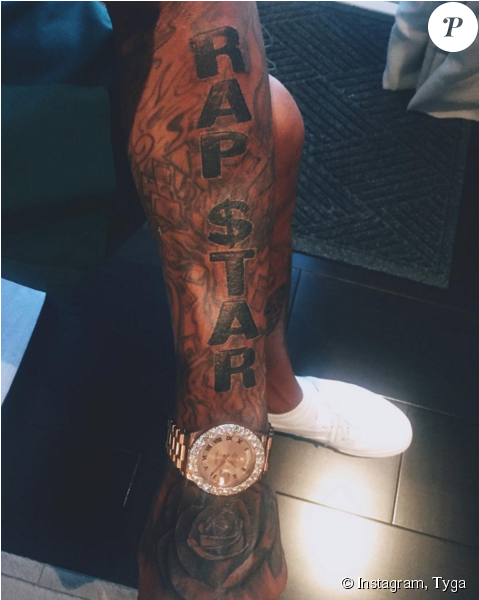 , Le Plus Récent Tatouage De Tyga - Tatouage De Tyga (950x599), Png Download