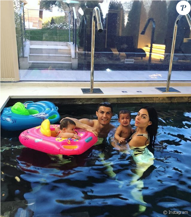 Georgina Rodriguez Et Cristiano Ronaldo Avec Les Jumeaux - Ronaldo Family 8 2018 (950x746), Png Download
