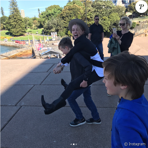 Amber Heard S'amusant Avec Les Fils De Son Compagnon - Эмбер Херд И Илон Маска (950x592), Png Download