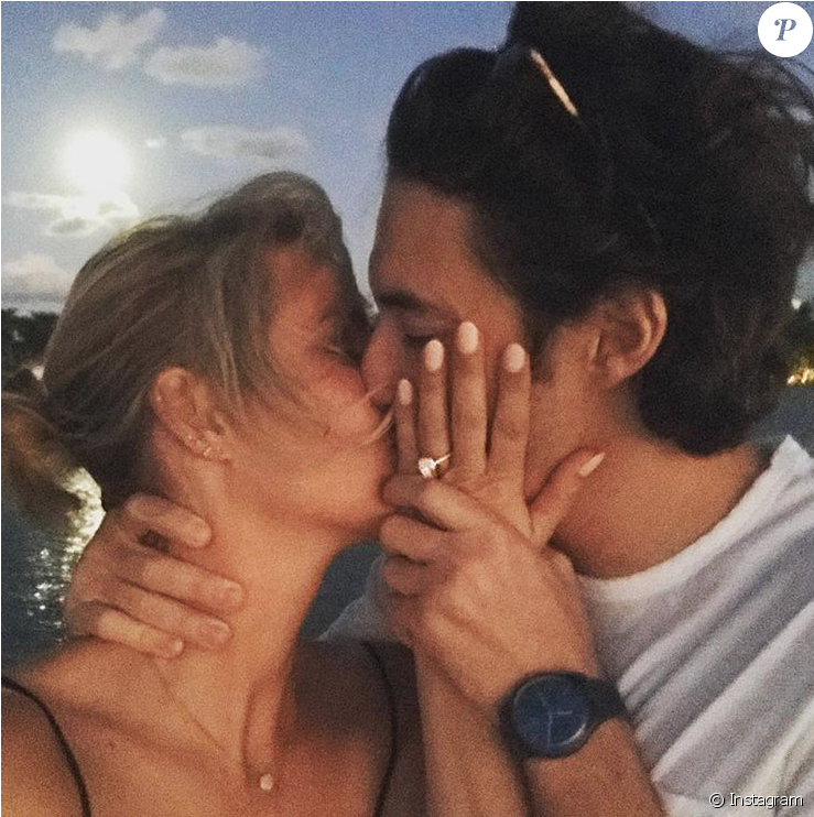 Claire Holt Et Son Compagnon Andrew Joblon Sur Une (950x741), Png Download