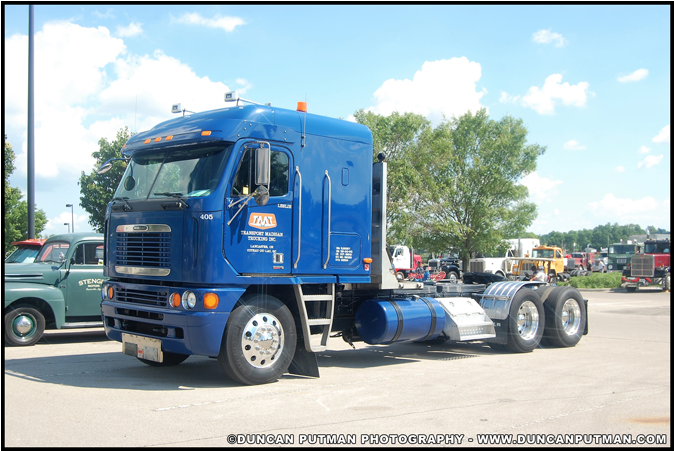 Freightliner Logo Png (900x450), Png Download
