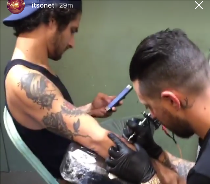 Tyler Posey Se Fait Tatouer En Direct Sur Instagram - Tatouage De Teen Wolf (1200x630), Png Download