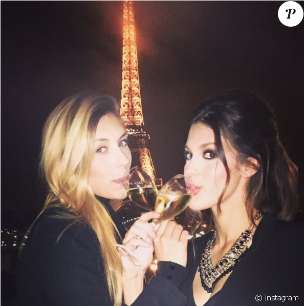 Iris Mittenaere Et Camille Cerf Devant La Tour Eiffel (950x596), Png Download