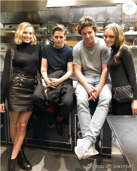 Lily-rose Depp, Margot Robbie Et Kristen Stewart - Lily Rose Depp Kristen Stewart (637x596), Png Download
