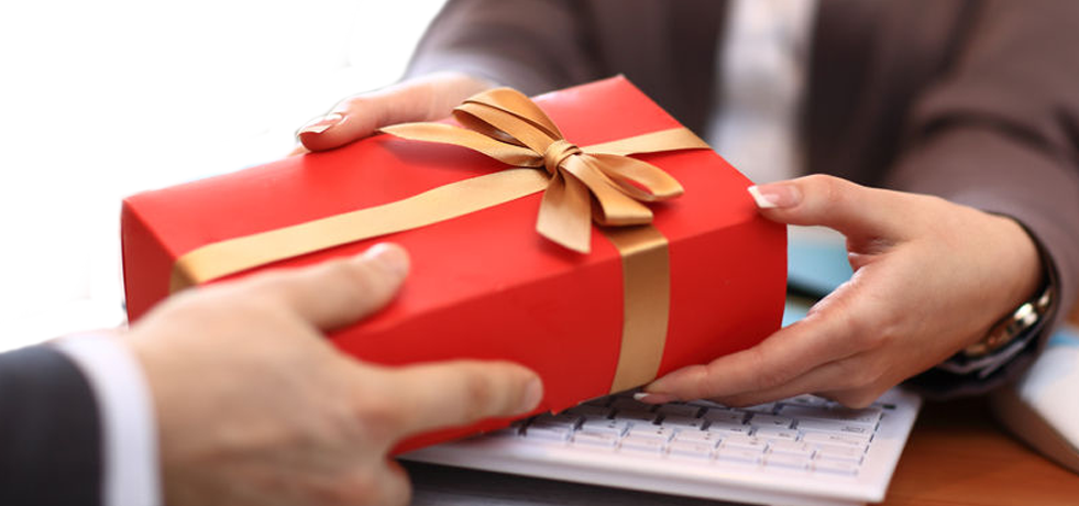 Logistics Bureau Birthday Gift - Presenteando Funcionario (981x460), Png Download