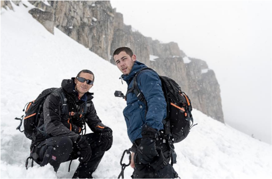 Nick Jonas Fica Só De Cueca E Encara Desafio Congelante - Nick Jonas With Bear Grylls (940x706), Png Download