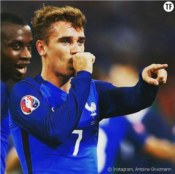 Antoine Griezmann Et Sa Compagne Erika Choperena - Antoine Griezmann Cheveux Long (953x591), Png Download