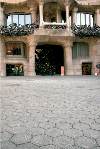 Panot Gaudí Pavimento Exterior Vibroprensado De Antoni - Casa Mila (768x500), Png Download