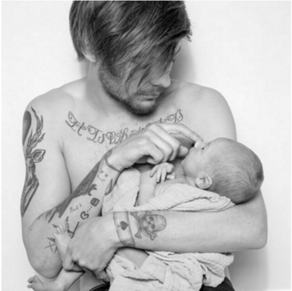 Louis Tomlinson's Baby Is Fake - Louis Tomlinson Freddie Tomlinson (979x589), Png Download