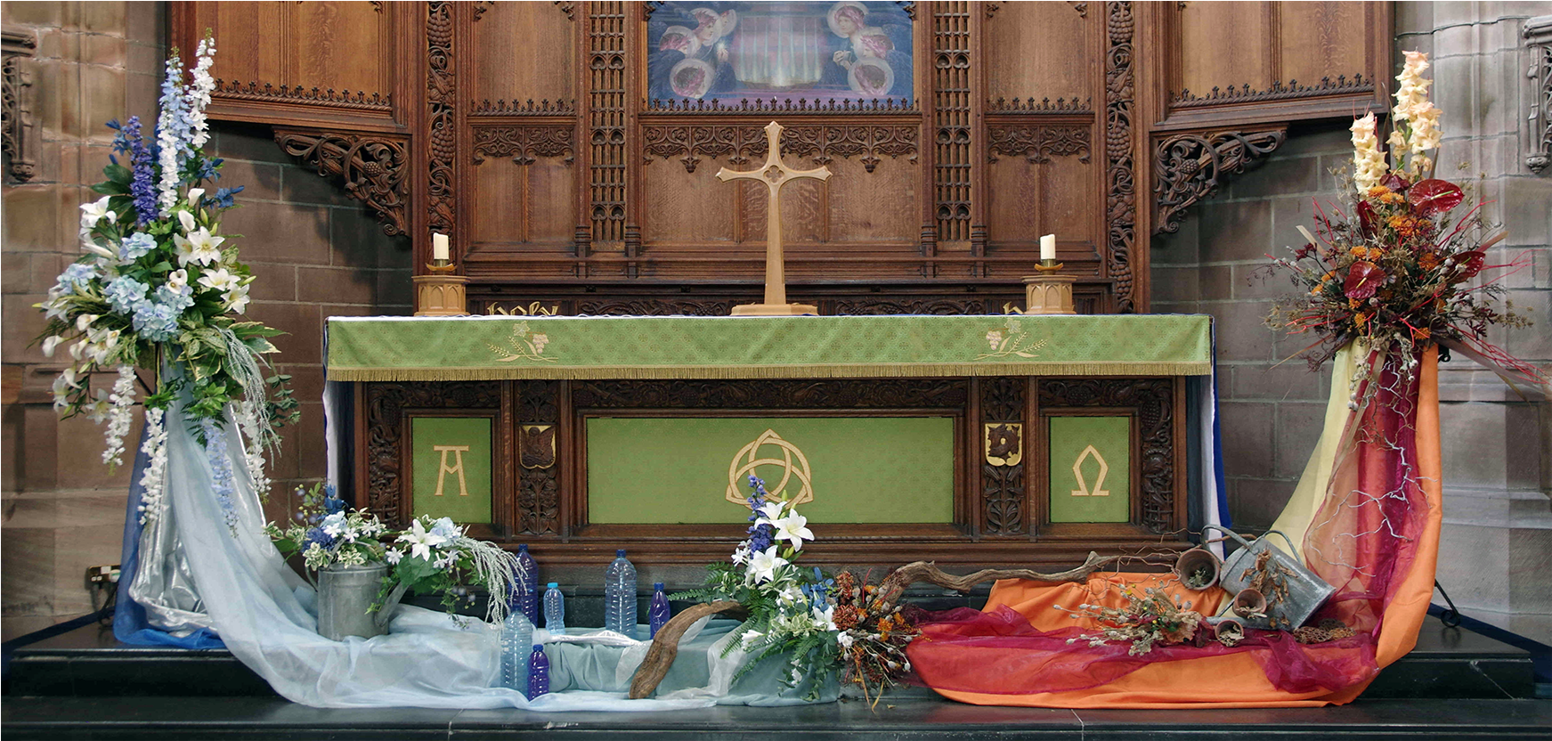 Flowers At Holly Trinity - Altar (1922x959), Png Download