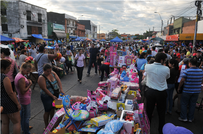 El Mercado Nº 4 Se Encuentra Cargado De Regalos Para - Crowd (1110x624), Png Download