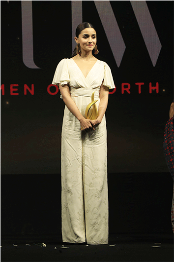 Standing (750x530), Png Download