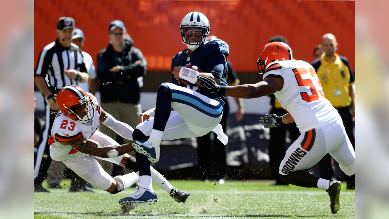 Tennessee Titans Qb Marcus Mariota, Center, Is Tackled - Sprint Football (1280x720), Png Download