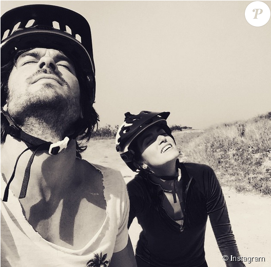 Nikki Reed Et Son Mari Ian Somerhalder Font Du Vélo - Ian Somerhalder Defends Nikki On Instagram (950x521), Png Download