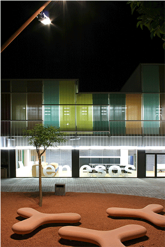 Banca Boomerang De Hormigón Rojo De Arriola&fiol En - Architecture (768x500), Png Download