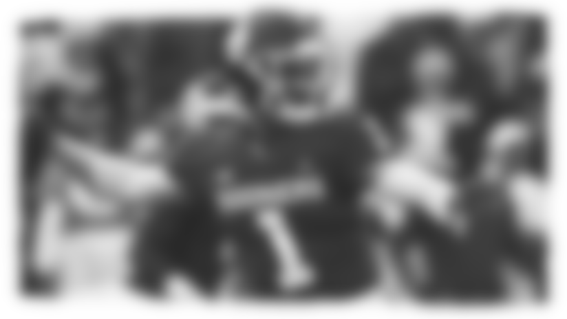 Five Quarterbacks To Watch For At The Nfl Combine - Monochrome (824x464), Png Download